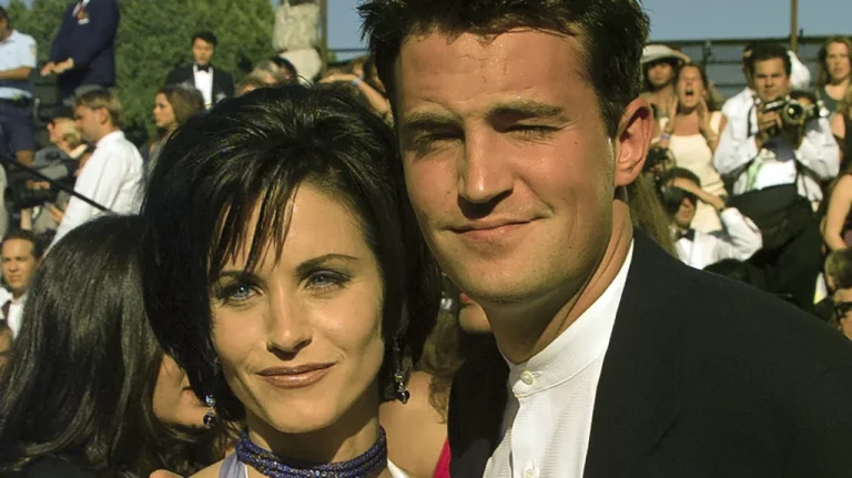 La Relation Unique entre Matthew Perry et Courteney Cox au-delà de Friends