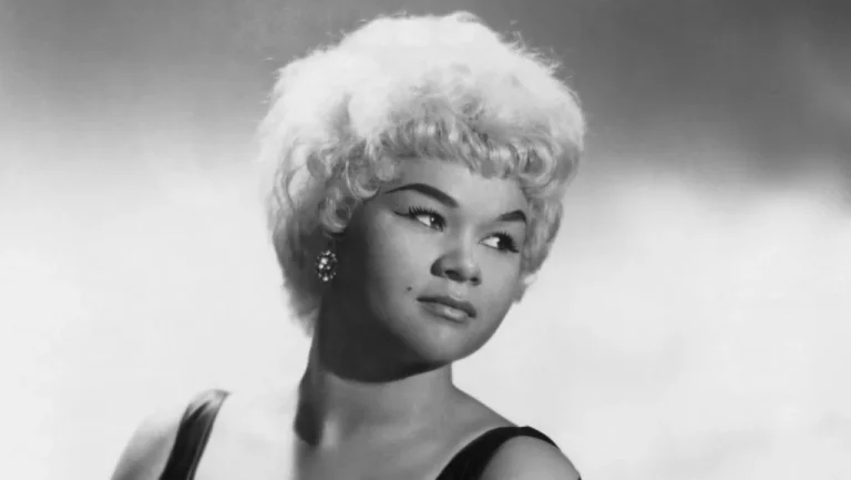 La vie tragique et tourmentée de la légende du R&B Etta James