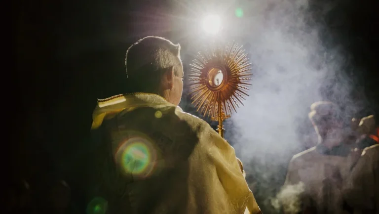 Les Règles Méconnues Que Les Prêtres Catholiques Doivent Suivre