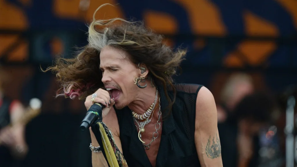 Steven Tyler d'Aerosmith Reporte La Tournée Finale Suite À Une Grave Blessure