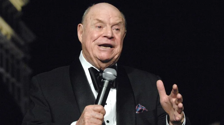 Don Rickles sur scène avec un micro