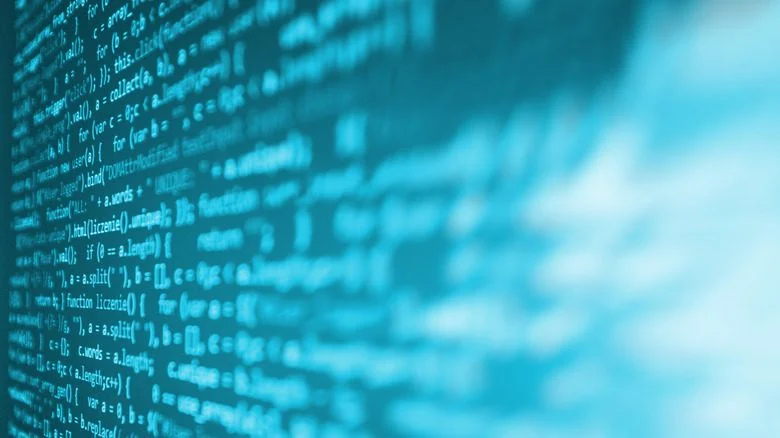 Un mur partiellement flou de texte aléatoire