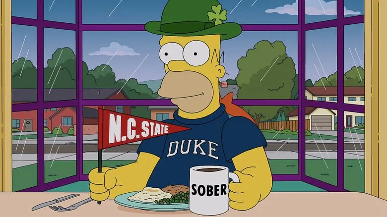 Homer tenant un fanion de NC State