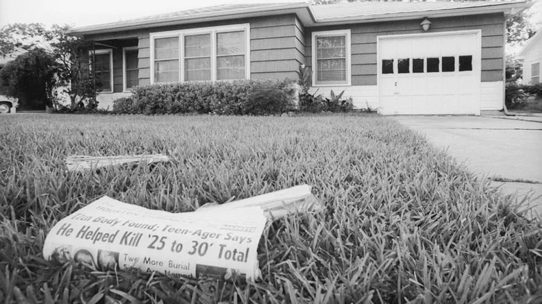 manchette de journal rapportant les crimes de Corll