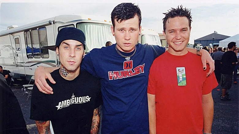 Tom Delong et les autres membres d'Angels and Airwaves debout ensemble