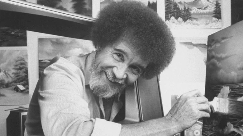 Bob Ross sortant de la télévision en peignant et souriant