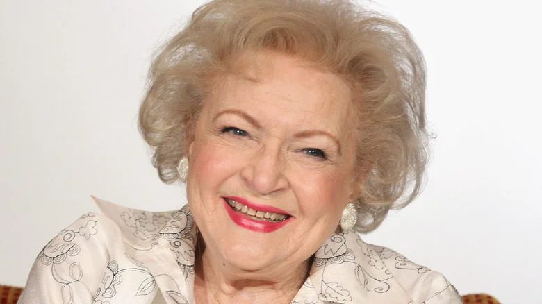 Betty White riant en chemise fleurie