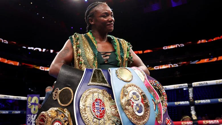 Claressa Shields tenant ses ceintures
