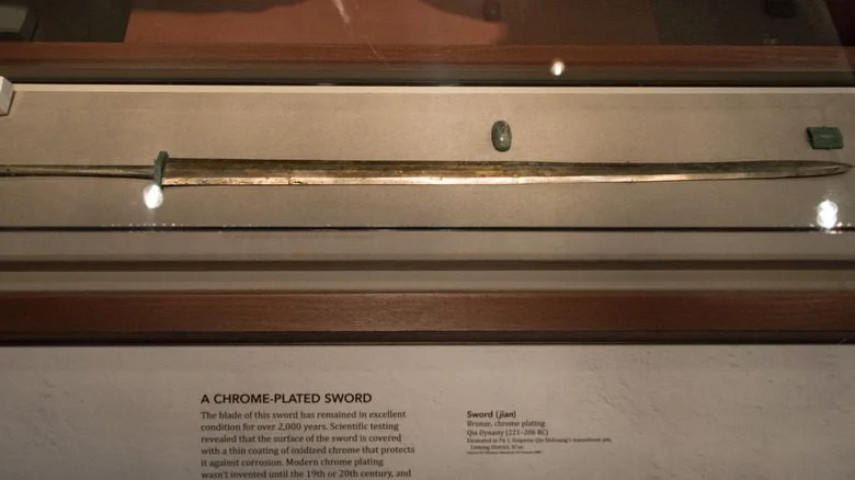 Guerrier de Terracotta avec épée en bronze