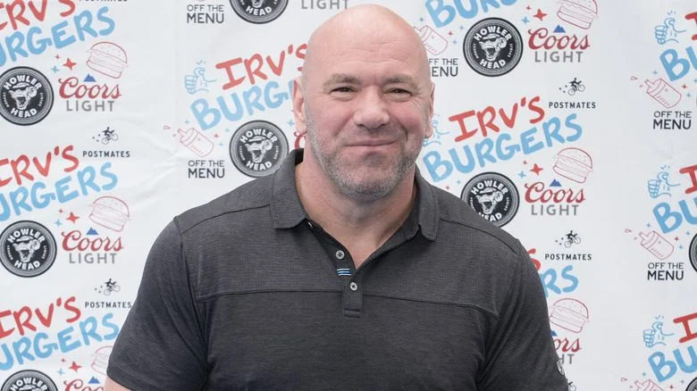 Dana White portant une chemise foncée