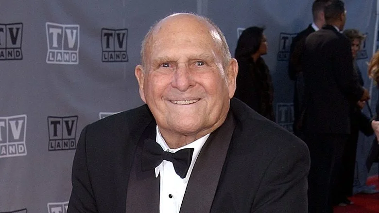 William Asher souriant en costume lors d'un événement