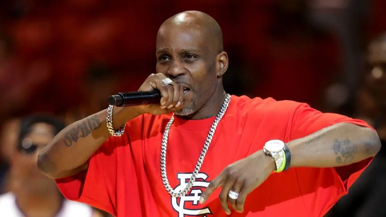 DMX en chemise rouge chantant au micro