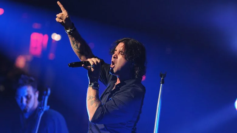 Scott Stapp pointant vers le ciel en chantant sur scène