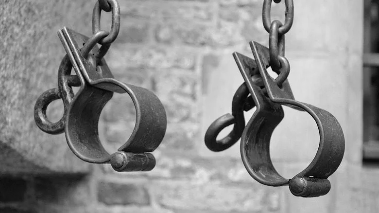 Métallique des chaînes de menottes pendant