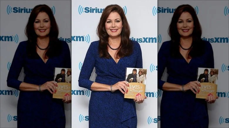 Ginger Alden posant avec un livre