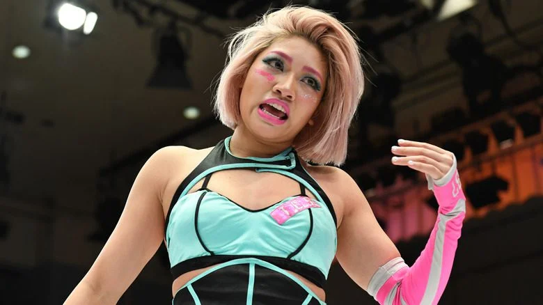 Hana Kimura en maquillage de combat rose