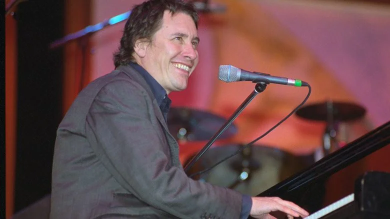 Jools Holland jouant du piano