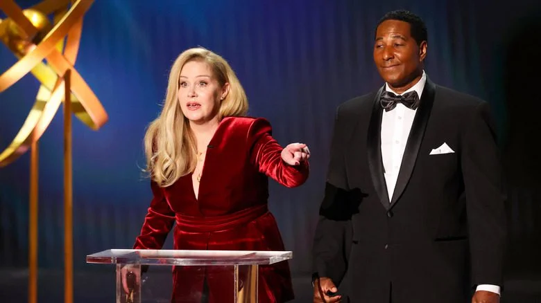 Christina Applegate avec une canne au podium