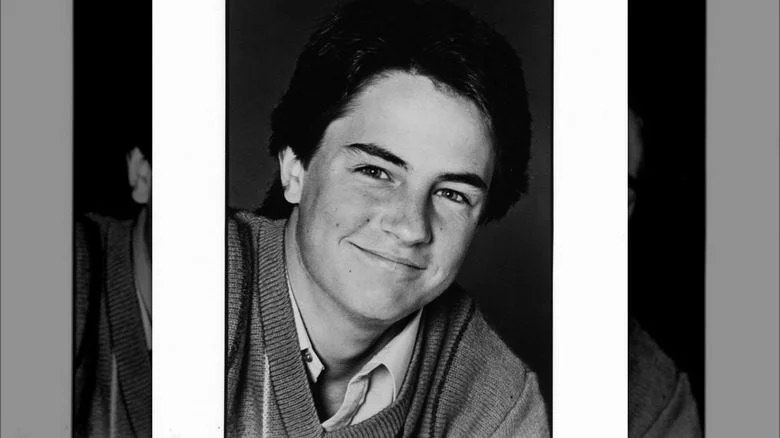photo en noir et blanc du jeune Matthew Perry souriant