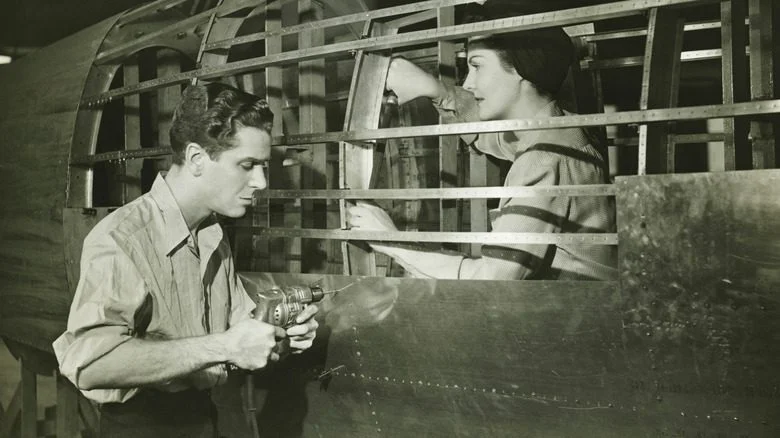 ouvriers dans une usine de l'époque de la Seconde Guerre mondiale