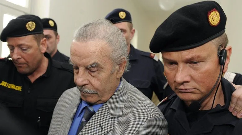 Josef Fritzl entouré de bérets de police