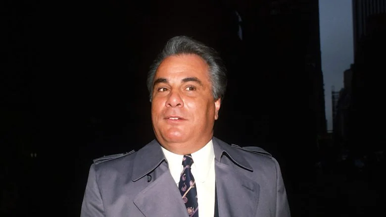 John Gotti en costume gris