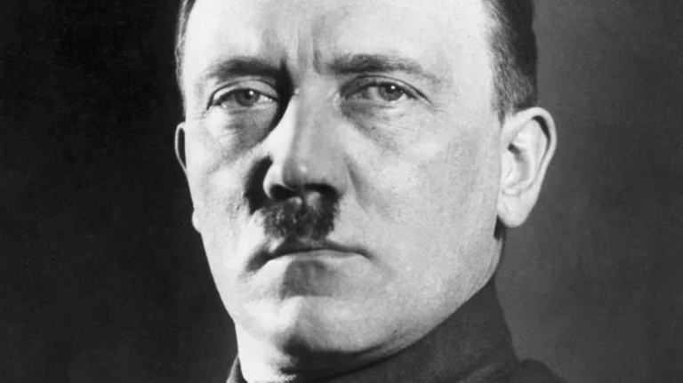 Les Plus Grandes Théories sur la Moustache d&rsquo;Hitler: Histoire et Impact