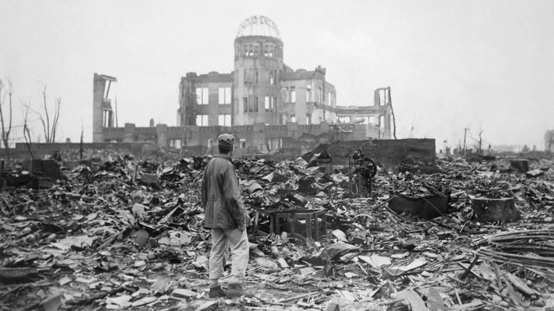 Un homme observe les ruines atomiques