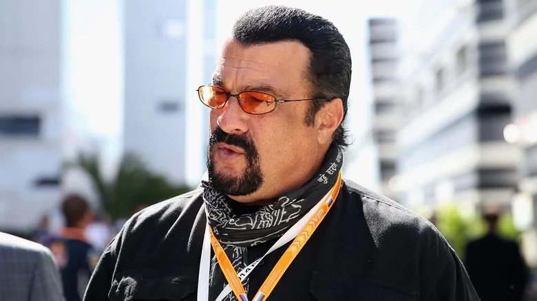 Steven Seagal avec un bandana noir et des lunettes de soleil orange