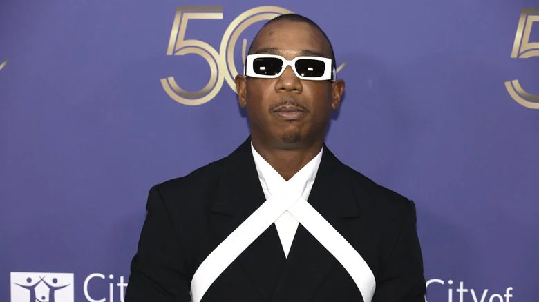 Ja Rule avec des lunettes de soleil lors d'un événement