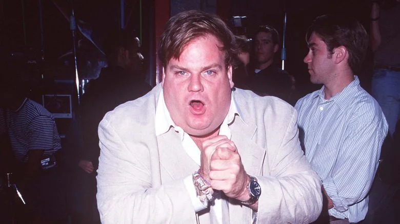 Chris Farley en costume blanc