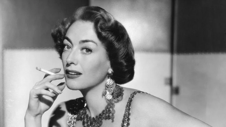 Joan Crawford posant avec une cigarette