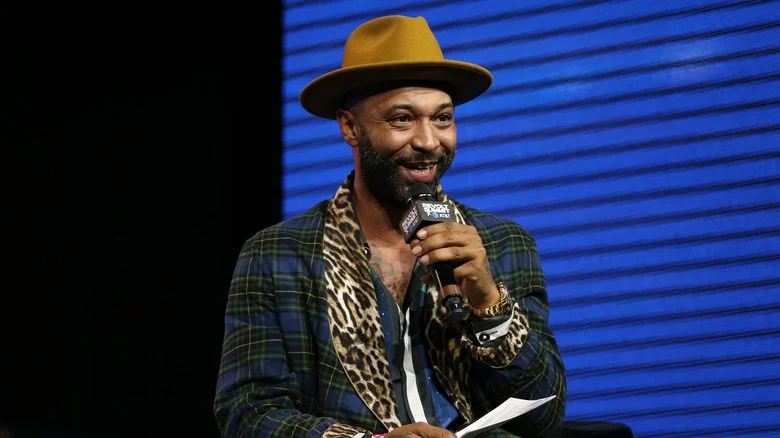 Joe Budden avec un micro sur scène