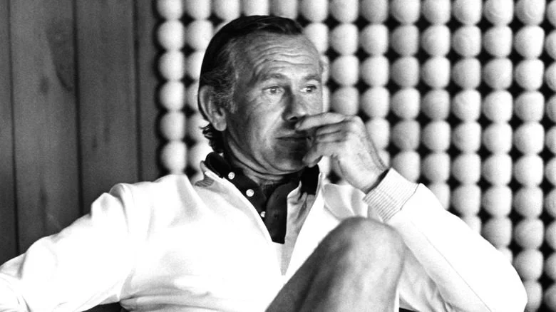 Johnny Carson assis en chemise blanche