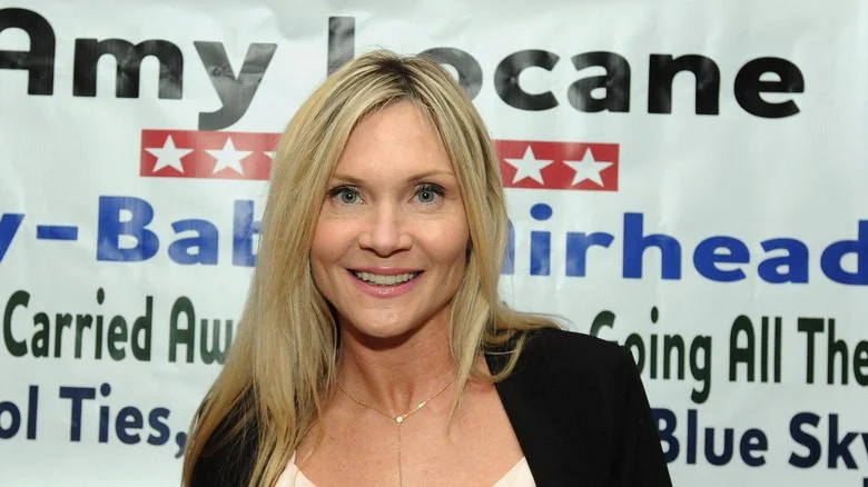 Amy Locane souriante