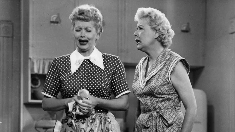 Ethel Mertz parlant à Lucy Ricardo en pleurs