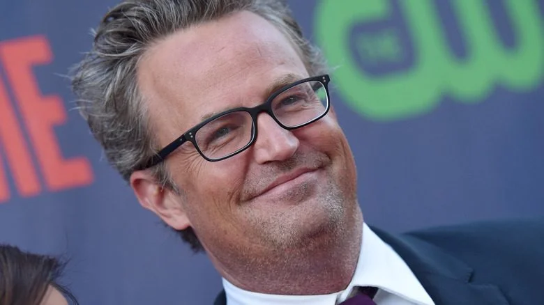 Matthew Perry souriant avec des lunettes