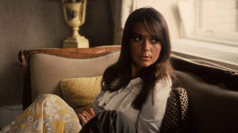 Natalie Wood assise sur un canapé