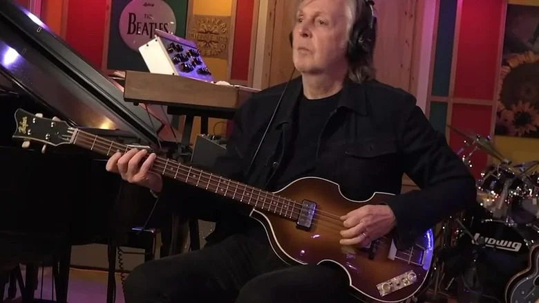 Paul McCartney enregistrant une nouvelle chanson