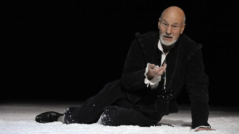 Patrick Stewart allongé sur scène dans un rôle de Shakespeare