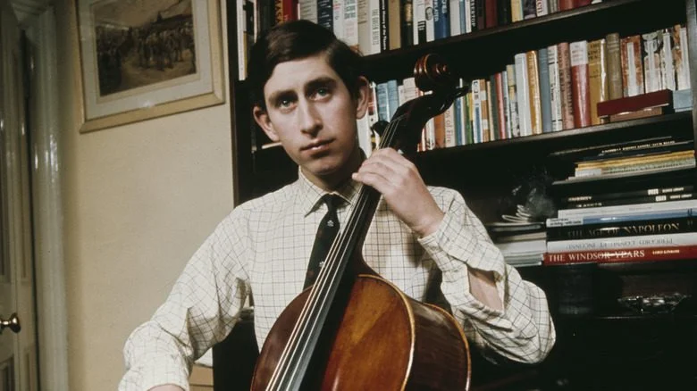 jeune Prince Charles jouant du violoncelle