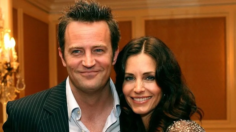 Perry et Cox sourient ensemble