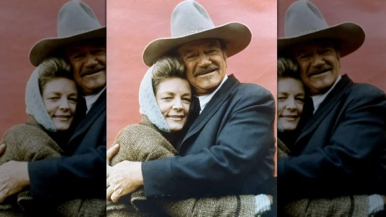 John Wayne embrasse Lauren Bacall