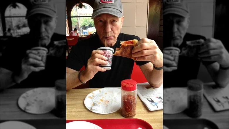 Patrick Stewart mangeant de la pizza