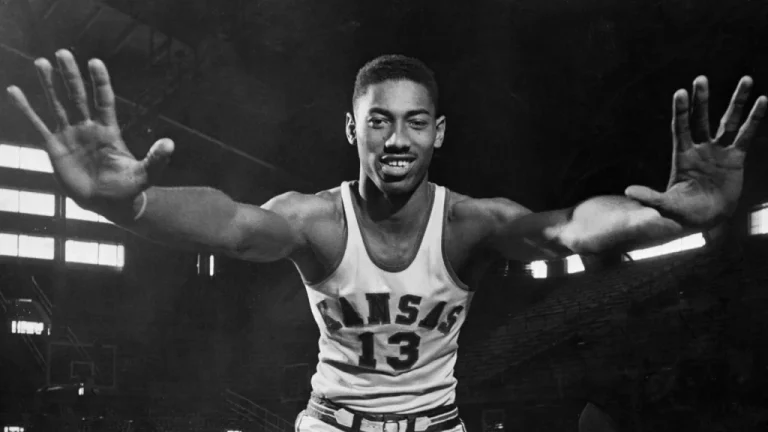 Magic Johnson Énerve Wilt Chamberlain lors d&rsquo;un Match Amical NBA Légendaire