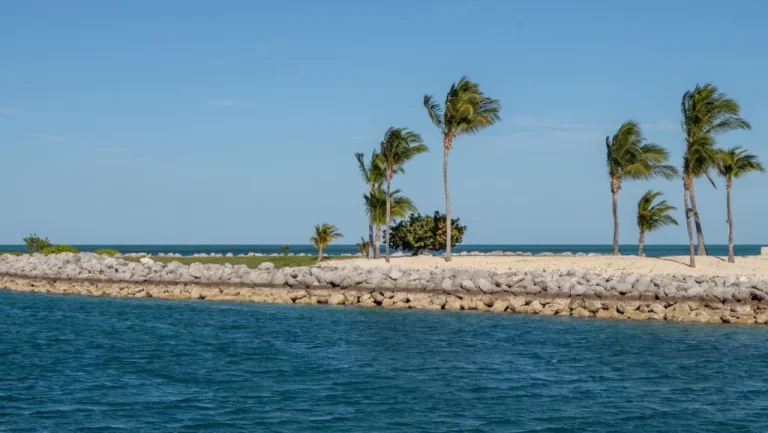 Pourquoi la Plage de West End aux Bahamas est l&rsquo;une des Plus Dangereuses