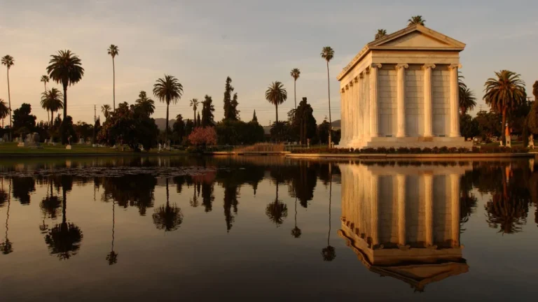 Visitez 14 Tombes Célèbres au Cimetière Hollywood Forever à Los Angeles