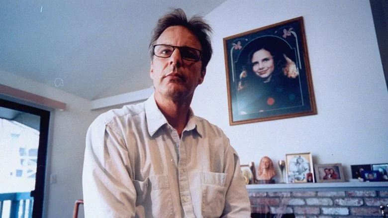 Marc Klaas avec le portrait de Polly Klaas