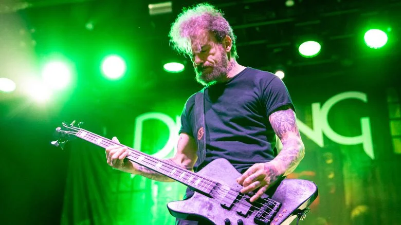 Jason Christopher jouant de la basse