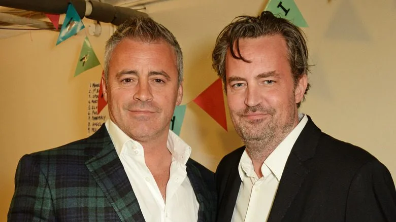 Matt LeBlanc et Matthew Perry posant pour une photo